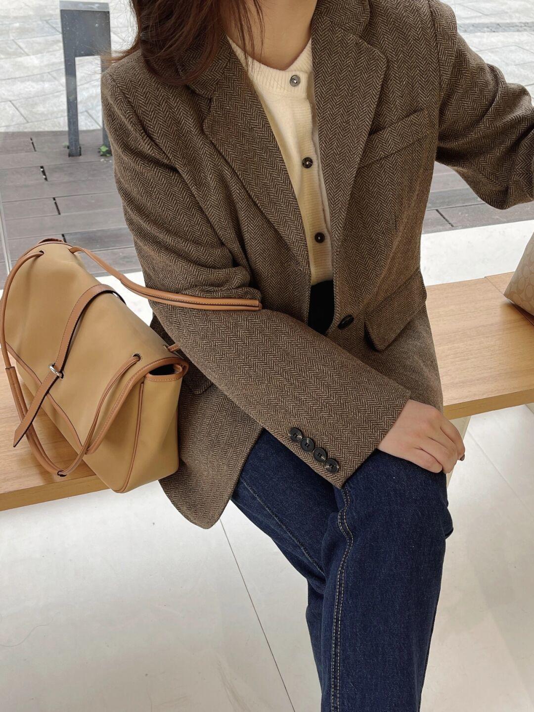 时尚博主|秋冬韩系不露腿穿搭怎么穿?西装格子外套+牛仔裤,复古又时髦!