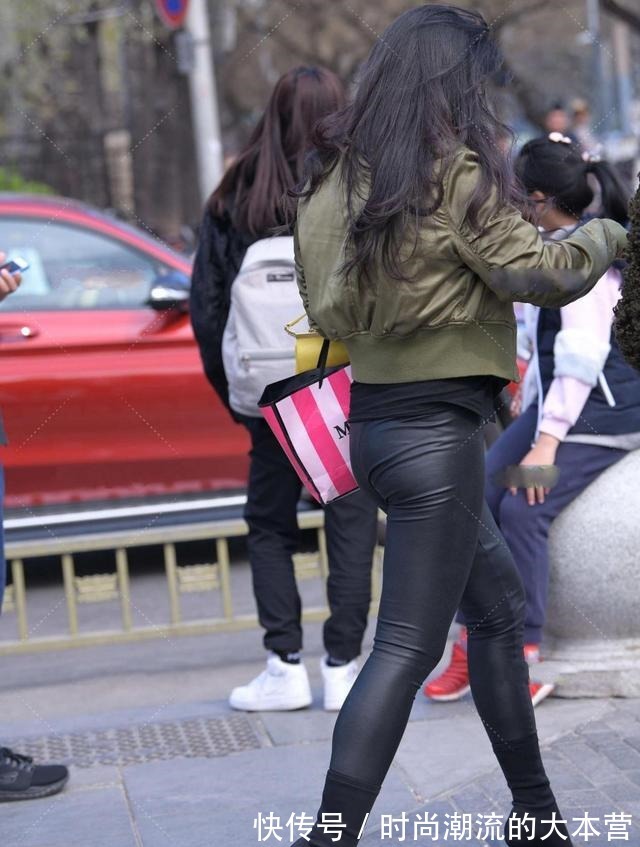 衣服 深绿色棒球服,凸显年轻时尚,搭配黑色皮裤,炫酷十足!