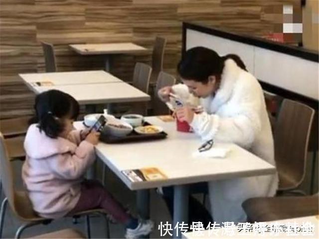 父母|母女俩吃牛肉面刚结账,老板就断言:这妈妈估计老了要睡大街