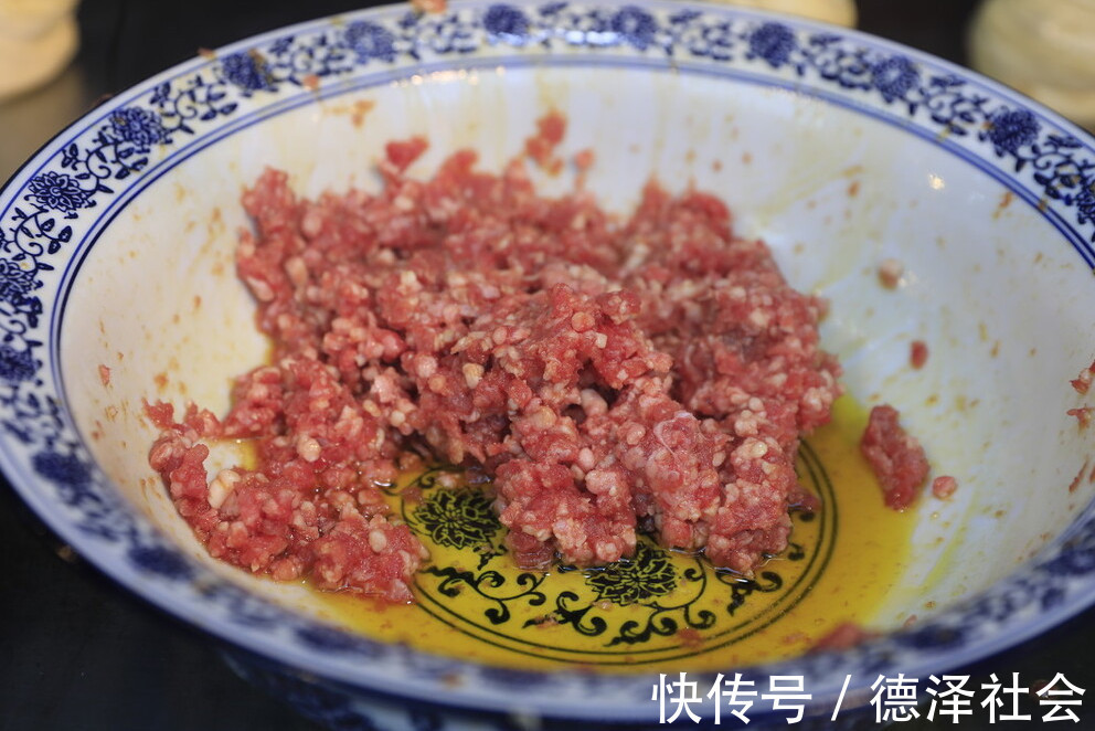 吃饺子|天热吃此馅饺子，2块钱一斤，鲜嫩清香又解腻，女人孩子多吃有益