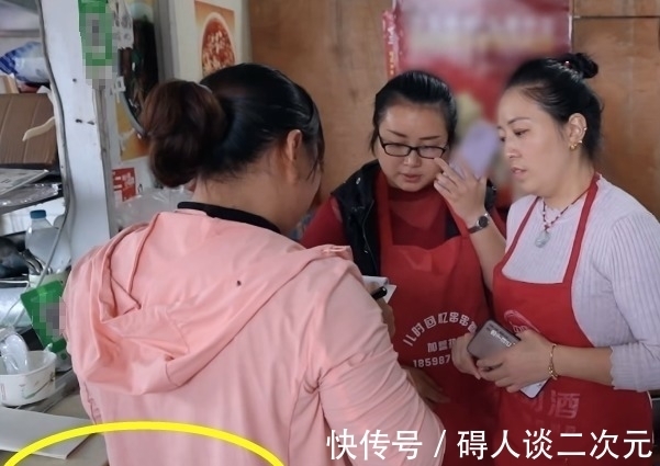 陈赫|陈赫到街边摊一下子要十碗面，小鹿付款得知总价钱后，是我没见过世面