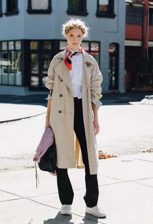 春天风衣里面穿什么才时尚？推荐这3种“内搭”，减龄百搭又耐看