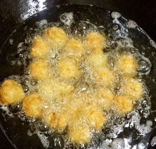 五花肉|饭店大厨说漏嘴，炸肉丸时加点“它”，丸子又脆又香超好吃