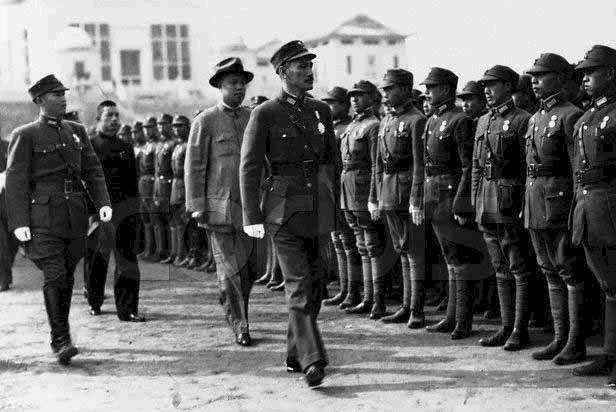 大洋|我军排长给一厨子两大洋，并让他赶快回家，没想到他是国军副司令