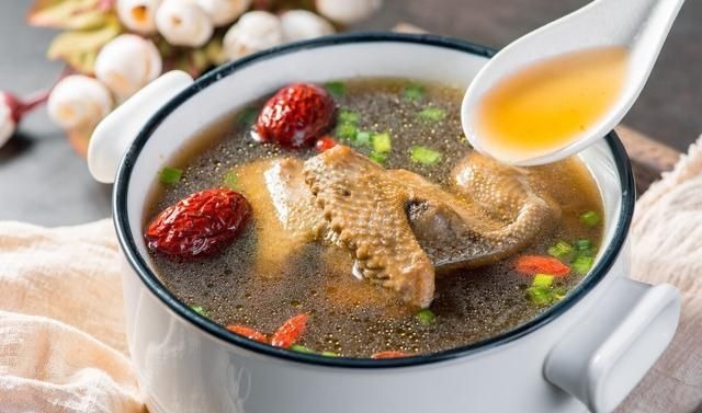 一鸽胜九鸡,炖汤时不能先焯水,学会这样做,汤鲜味美更好喝