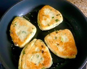 这种三角饼卖的都很贵，教您在家做，外酥里软，咬一口酥掉渣