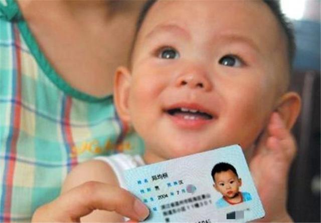 孩子|''毒''姓爸爸给娃取名发愁,没上过学的奶奶随口一取,全家都鼓掌