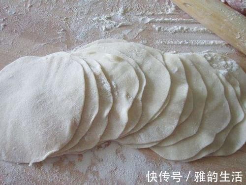 面团|怎么使饺子皮又软又筋？卖了30年饺子的阿婆告诉你窍门，快收藏