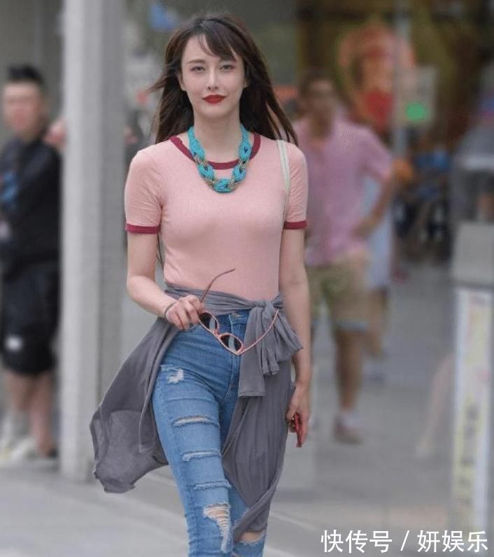 粉色 小姐姐穿着“狗啃牛仔裤”上街,成为街上的“飒”姐