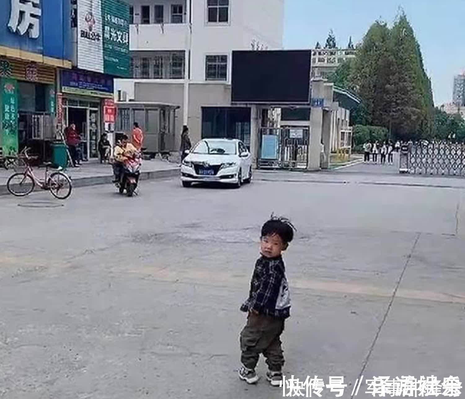 棒棒糖|弟弟去接姐姐放学回家,姐姐却绕路“消失”,结果却很暖心