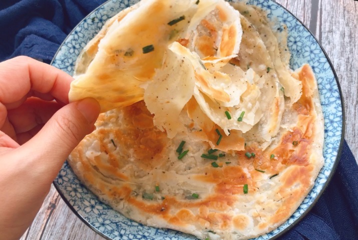 葱油饼最地道的做法，外皮酥掉渣又多层，步骤简单详细易上手