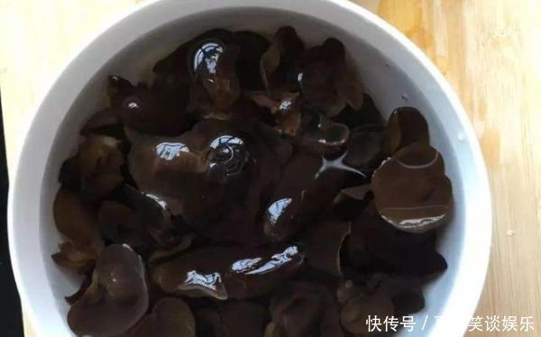 入味|凉拌黄瓜这样吃，教你搭配这两样菜，营养美味很入味，一盘不够吃