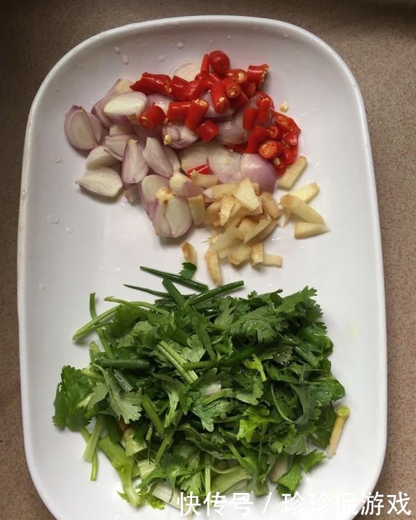 它是鱼腥的“死对头”,炖鱼时加一点,鱼肉更鲜嫩,一点都不腥!