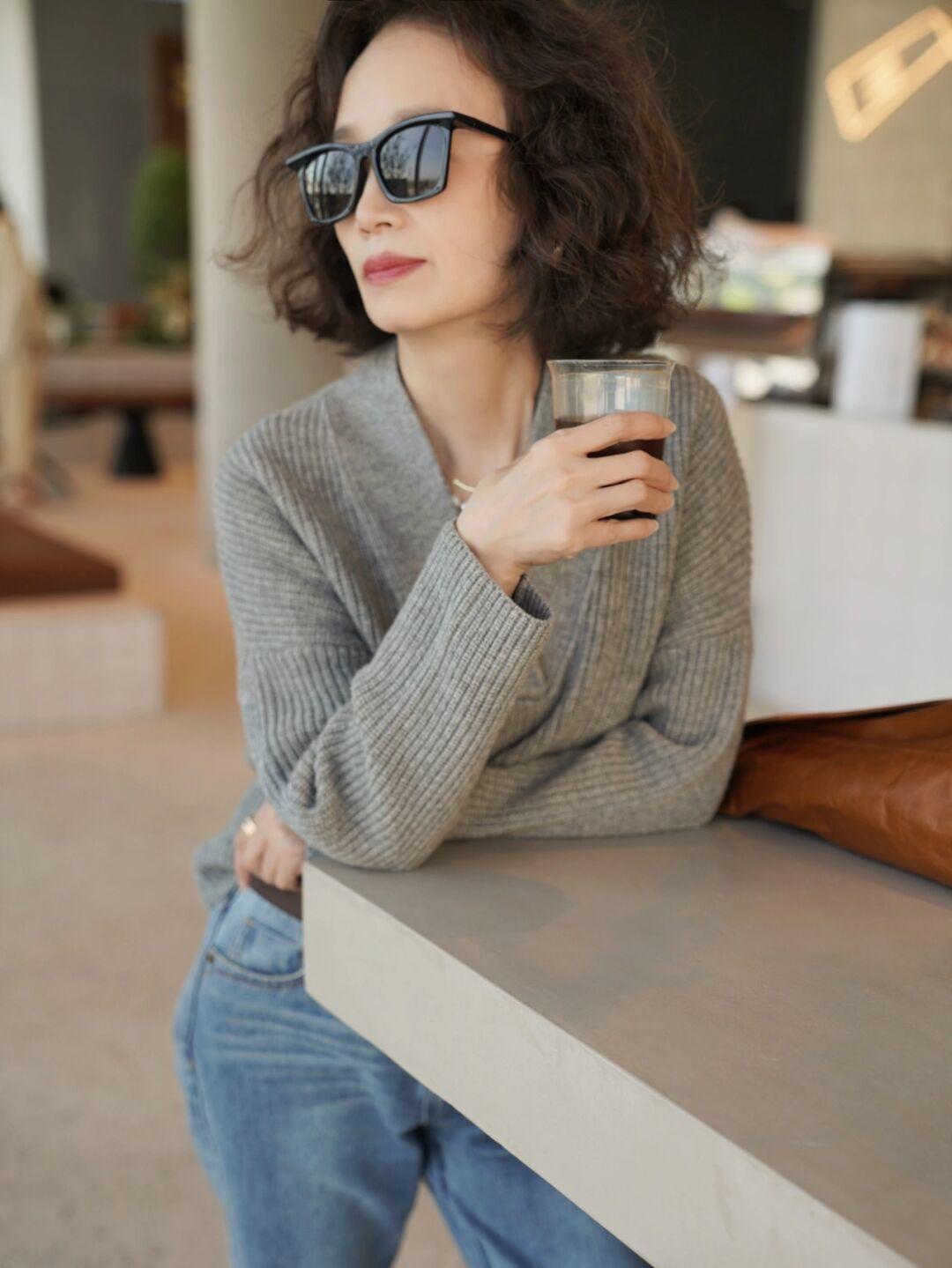 大长腿|基础色毛衣才是永恒的经典,为你带来了3个经典色,照搬都不出错