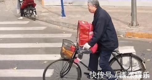 骑自行车|“保暖爷爷”骑车接娃，自制专属“斗篷”，网友：满满的爱