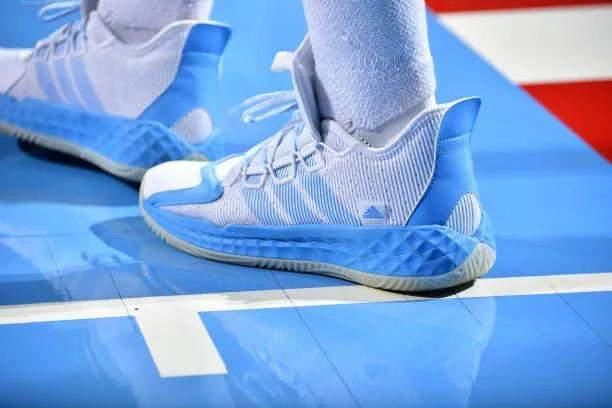 NBA球员上脚：库里8代定制版，恩比德球鞋缅怀科比