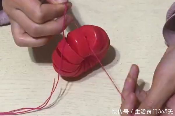 卖废品时,一定要把塑料瓶盖留下,用线穿在一起,家家户户都需要