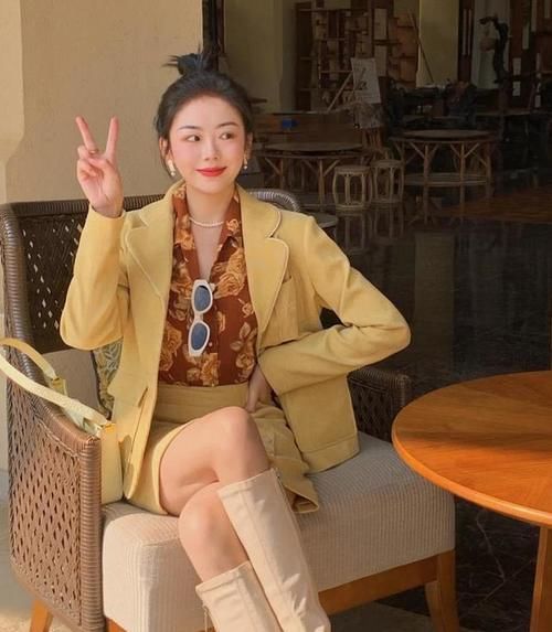 今春火了一种流行色叫“奶油黄”，显白温柔，黄黑皮都适合