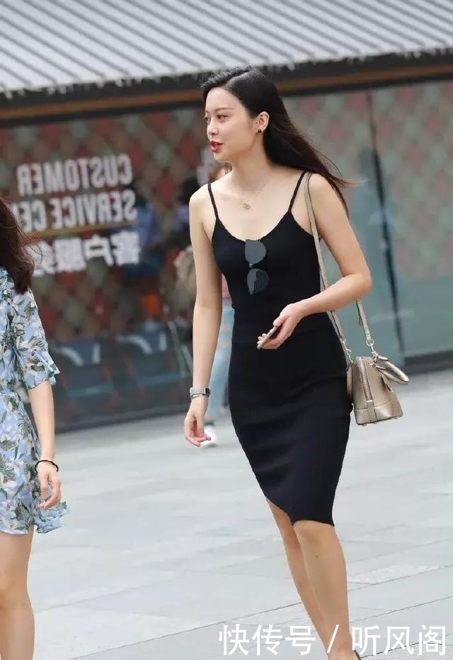 路人街拍,小姐姐穿了一条紫色吊带裙,展现出气质美