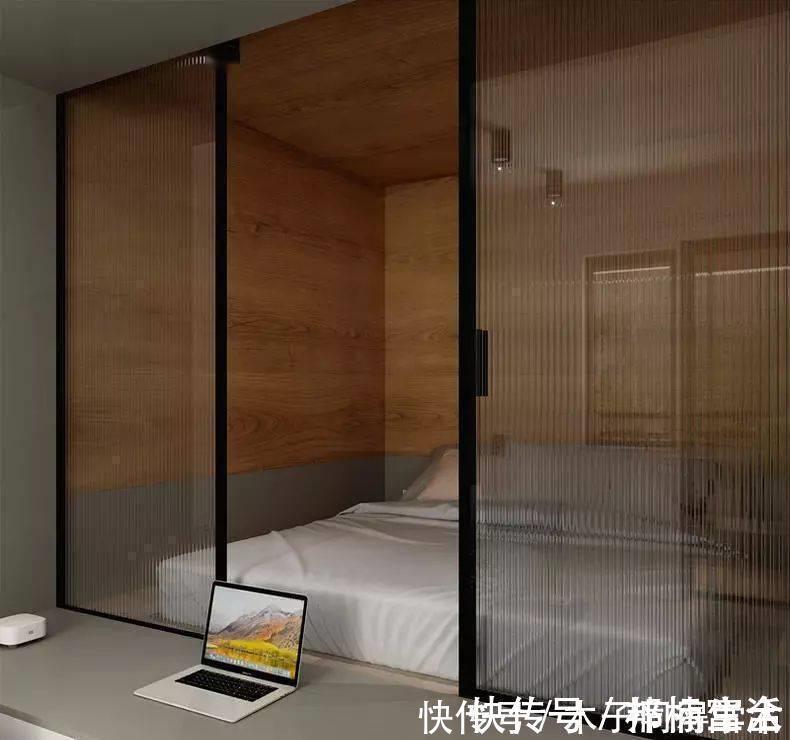 彩虹玻璃|女孩的40㎡小家：玄关布置衣帽间，岛台连接餐桌，一人住真惬意！