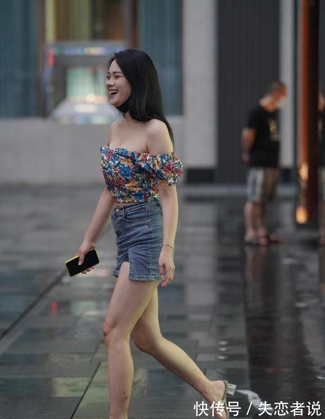 美女 身材修长的鲨鱼裤美女,时尚休闲又百搭,显得大气!