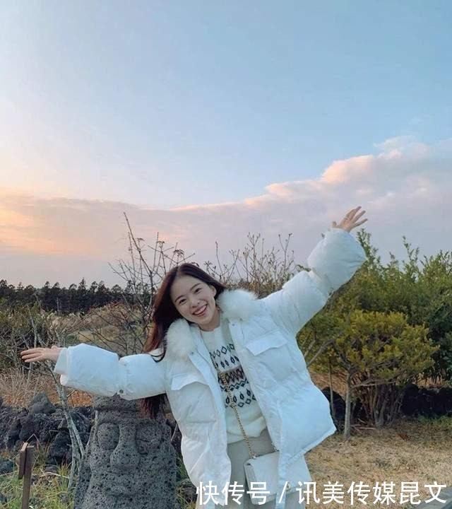 气质|秋冬穿羽绒服,别老是穿黑色了,试试这几种减龄色,时髦还显气质