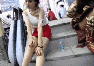 |搞笑GIF:妹子,你是站的时间太久了吗?,站的膝盖都疼了。