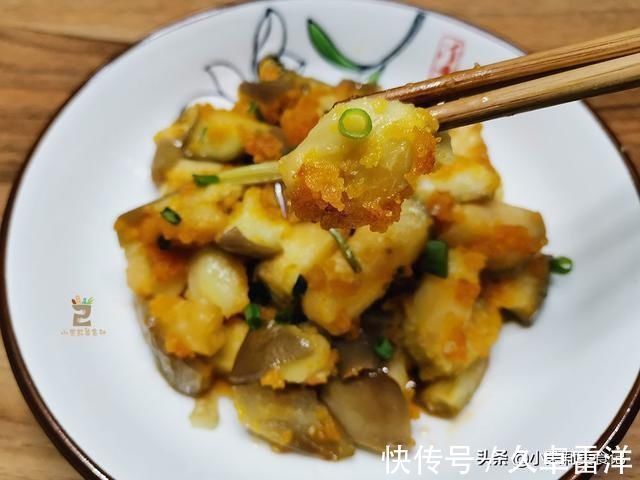 蒸茄子时,万万不可直接蒸,多加一步,茄子雪白不黑,鲜嫩有食欲