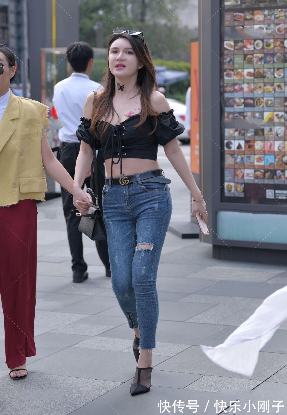 大街|美丽的女人就像淡淡的牡丹花,一人走在大街上,散发着独特的味道