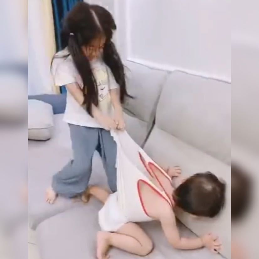 弟弟|姐弟俩使出吃奶的劲儿打架火了,网友从小就知道姐姐的致命伤!