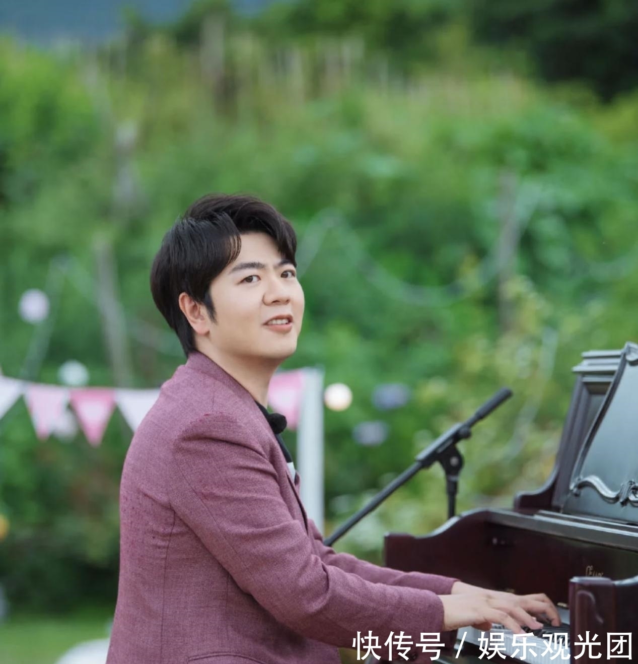 戒指|吉娜穿羽毛裙秀细腰,伸手摸郎朗眉毛太甜了,郎朗送DR钻戒表告白