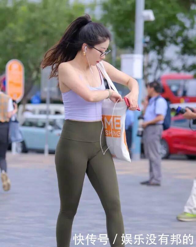 温暖|蓝色温暖背心搭配黑色经典打底裤，整体搭配，腰线的存在