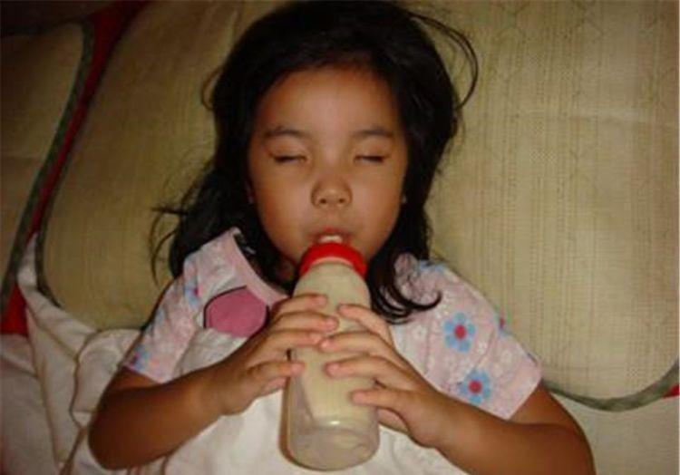 泌乳|双胞胎兄弟,一个从小喝母乳,一个喝奶粉,长大后差距太明显