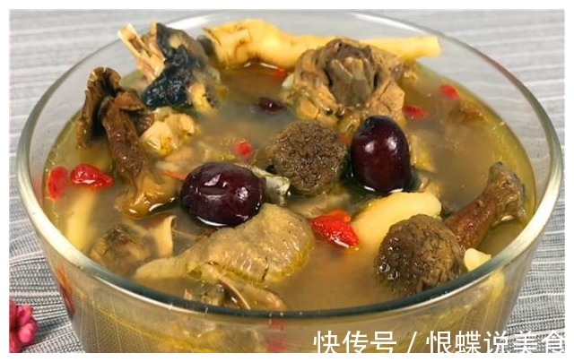 想要鸡汤好喝,炖鸡肉时不要直接入锅炖,多加一步骤,鸡汤特鲜!