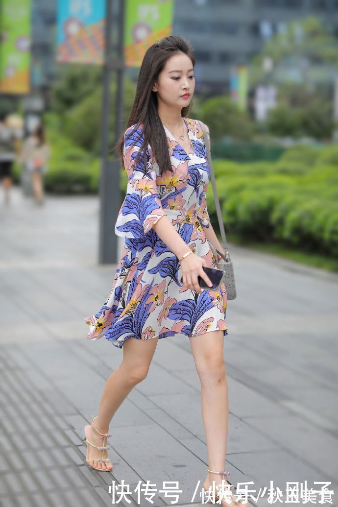 舒适|造型有优雅感才美,选择精致舒适的裙装,让你造型青春靓丽