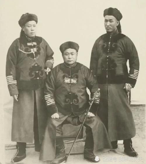 清朝|清朝时人们的坐姿，王爷威风凛凛，少爷放荡不羁