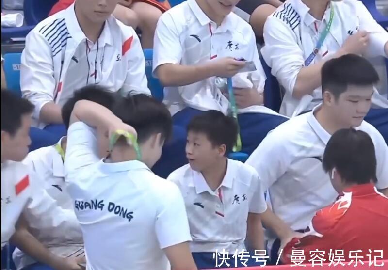 樊振东|狠咬一大口!师姐抢吃全红婵火腿肠,红姐一脸懵,转向樊振东抱怨