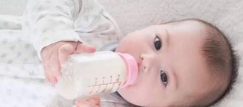 半夜醒来|监控实拍11个月的宝宝,晚上自己爬起来喝奶,网友天使宝宝