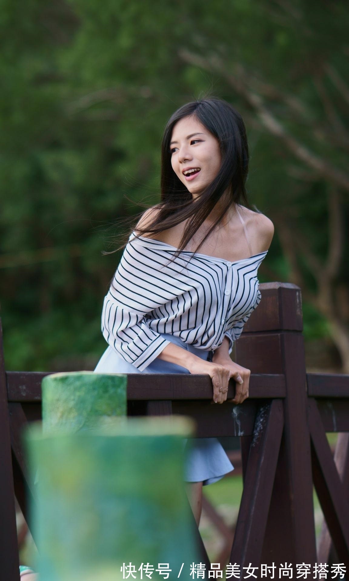 版型|条纹衬衫简约又不失优雅的版型搭配蓝色的短裙,优雅范十足