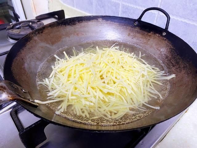 炝拌土豆丝|土豆的另一种新吃法，脆爽开胃，好吃得停不下筷子