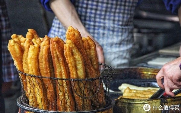 做油条时，不要用酵母发面，只需加点它，油条蓬松又酥脆