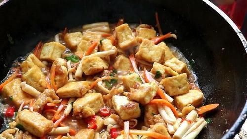 豆腐里打2个鸡蛋，居然这么好吃，年夜饭上桌连汤汁都不剩