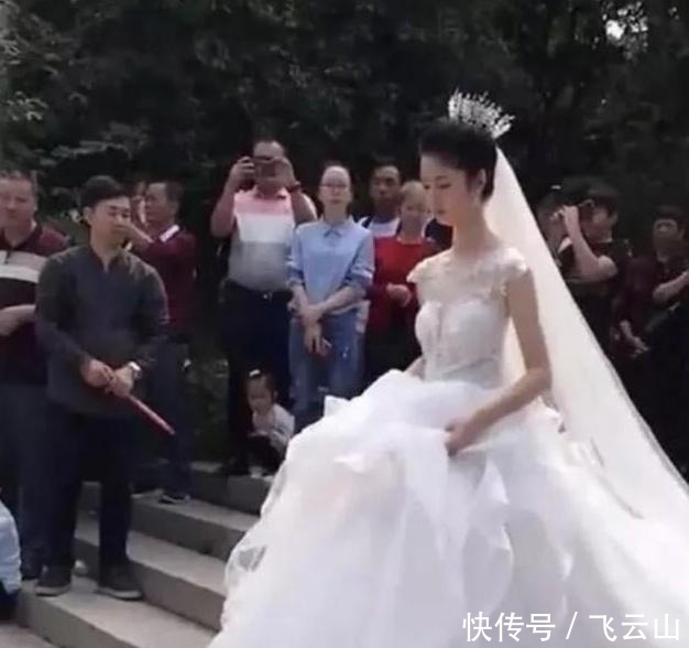 新娘|最美新娘意外走红,“天鹅颈”看呆路人!