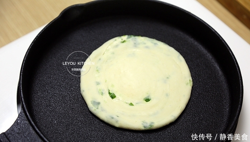 找对方法,即使用冷水和面,烙好的葱油饼,照样外酥里软