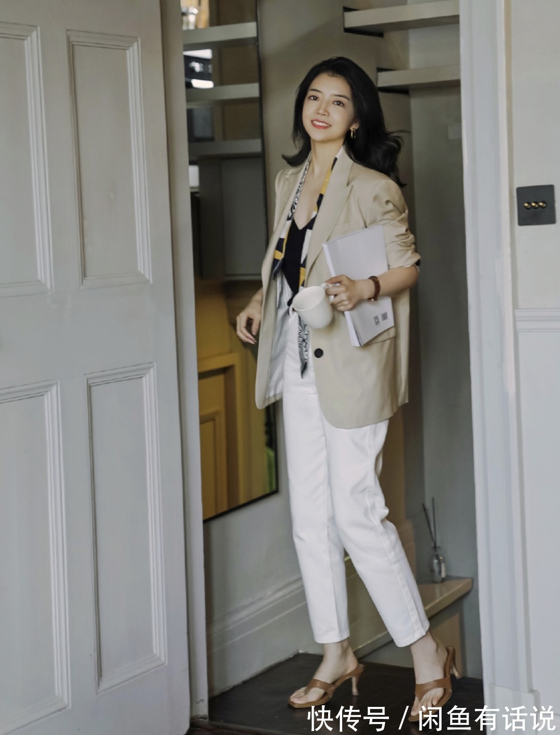 丝巾|当第一阵秋风吹起,懂得用好丝巾的女人,怎么看都有“高级感”