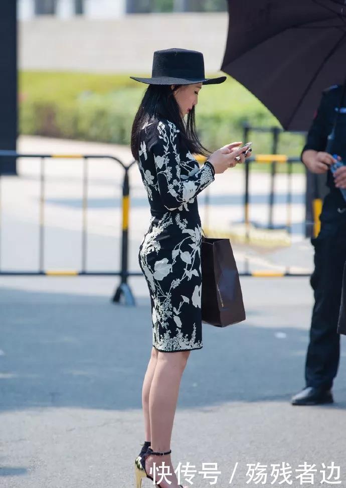 小姐姐脚上搭配着一双浅绿色的尖头高跟鞋,带着青春的味道