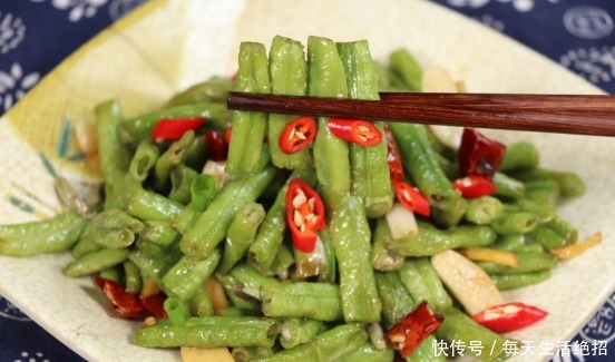 下锅|炒豆角时,别直接下锅炒,大厨教你一招,豆角嫩绿,不发黑