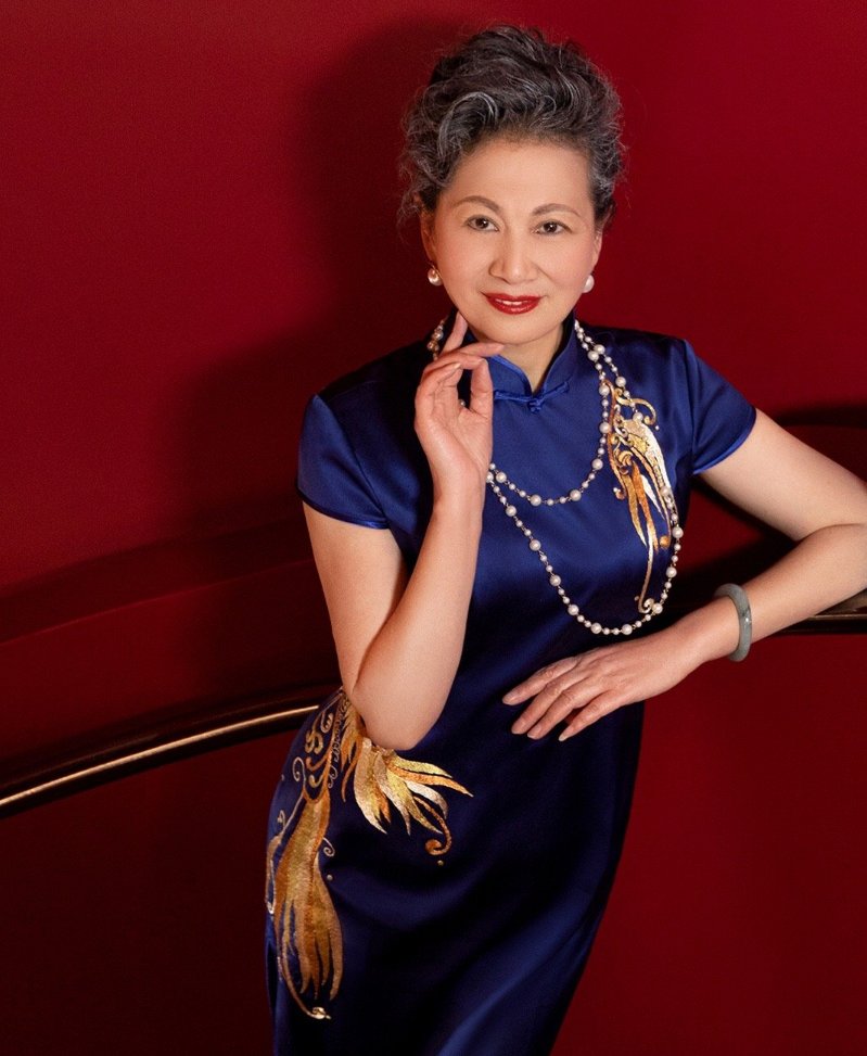 女人要优雅老去！祖孙三代婚礼上同穿旗袍，白发外婆比新娘更抢镜