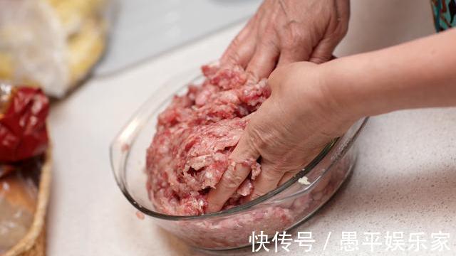 拌饺子馅时,记得先打水,很多人先加调料,难怪饺子馅发柴不入味