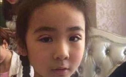 亲妈为让女儿更漂亮,带5岁的女儿割双眼皮,网友不配为人母